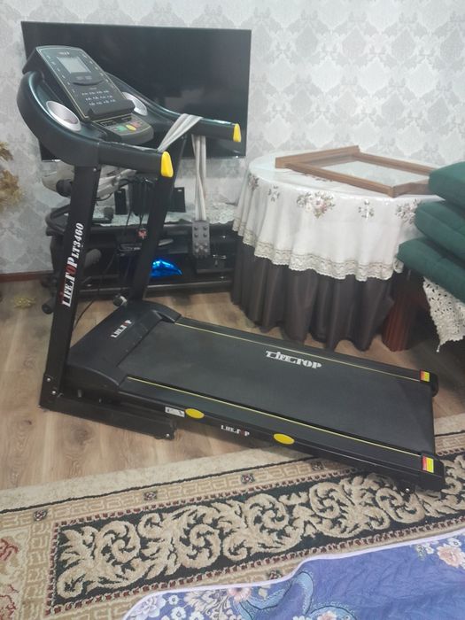 Продается беговая дорожка  в  отличном  состоянии. Название на фото