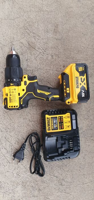 Masina de înșurubat și găurit dewalt.