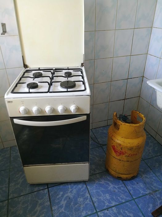 Vand aragaz functional la 160 lei