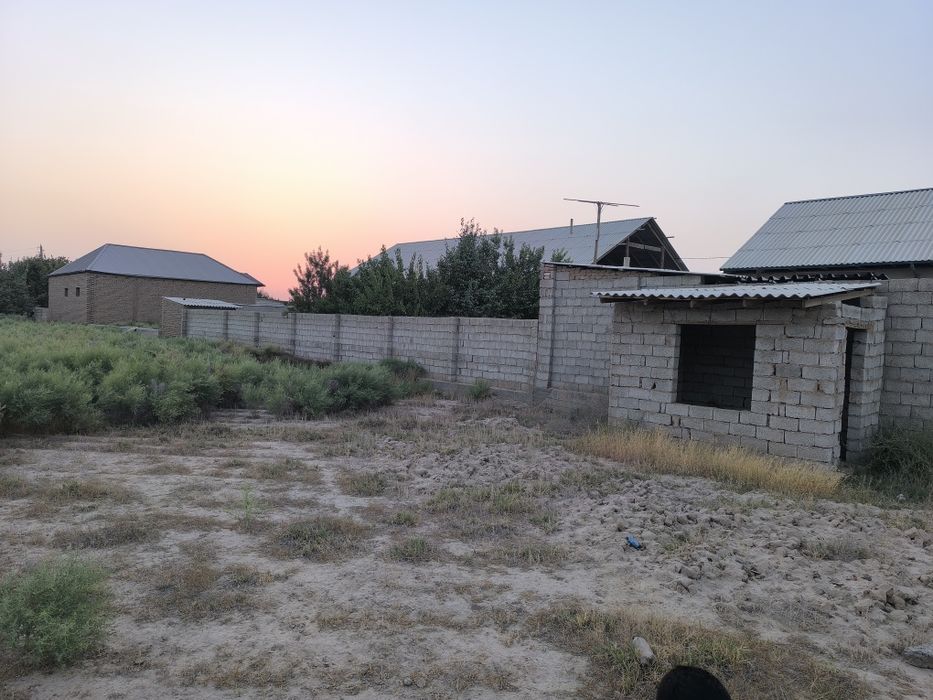 Yer sotiladi. 6 sutix.Termiz shahardan 5-6km. Ayirtom mahalla taraf