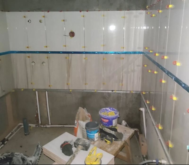 Кафельщик, керамагранит широкоформатный.