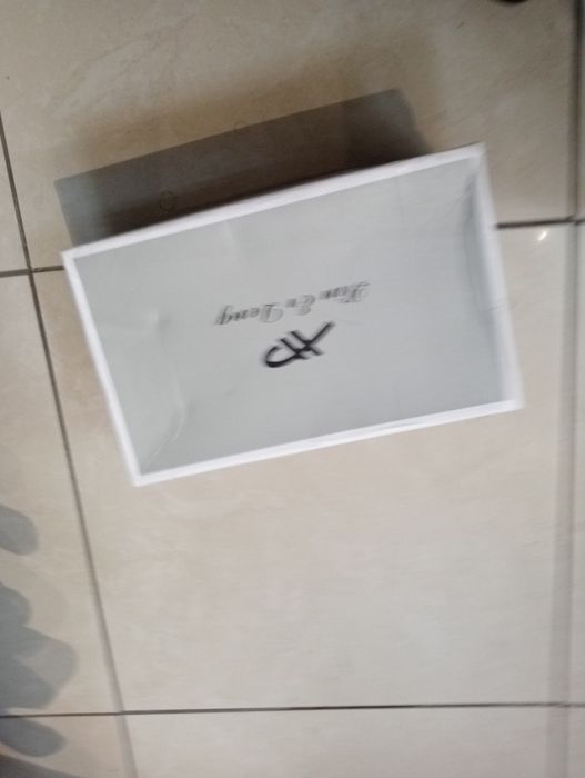 Продам кроссовки женские