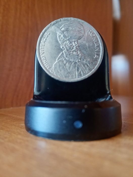 Moneda 100 le în stare buna și 10 bani