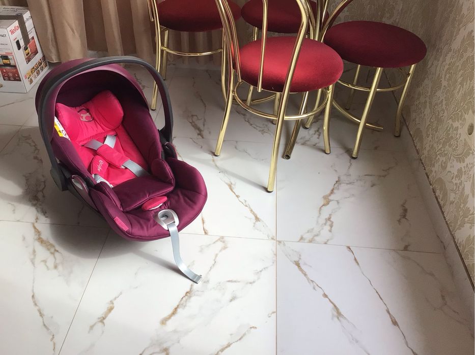 Cybex седалка за кола ,количка.