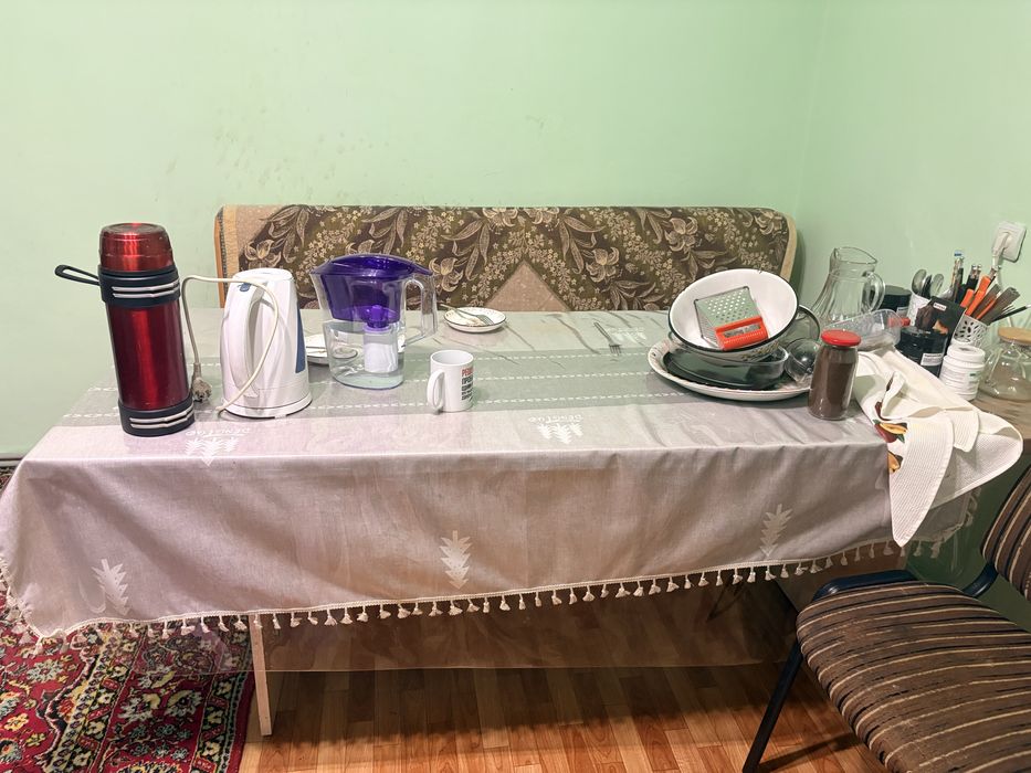 Стол, стулья , уголок,