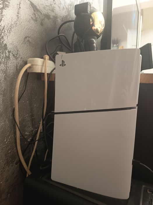 PlayStation 5 + 2 controllere