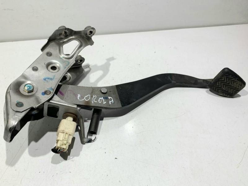 Pedala ambreiaj Toyota Corolla 1.6 benzina cutie manuala 6 trepte