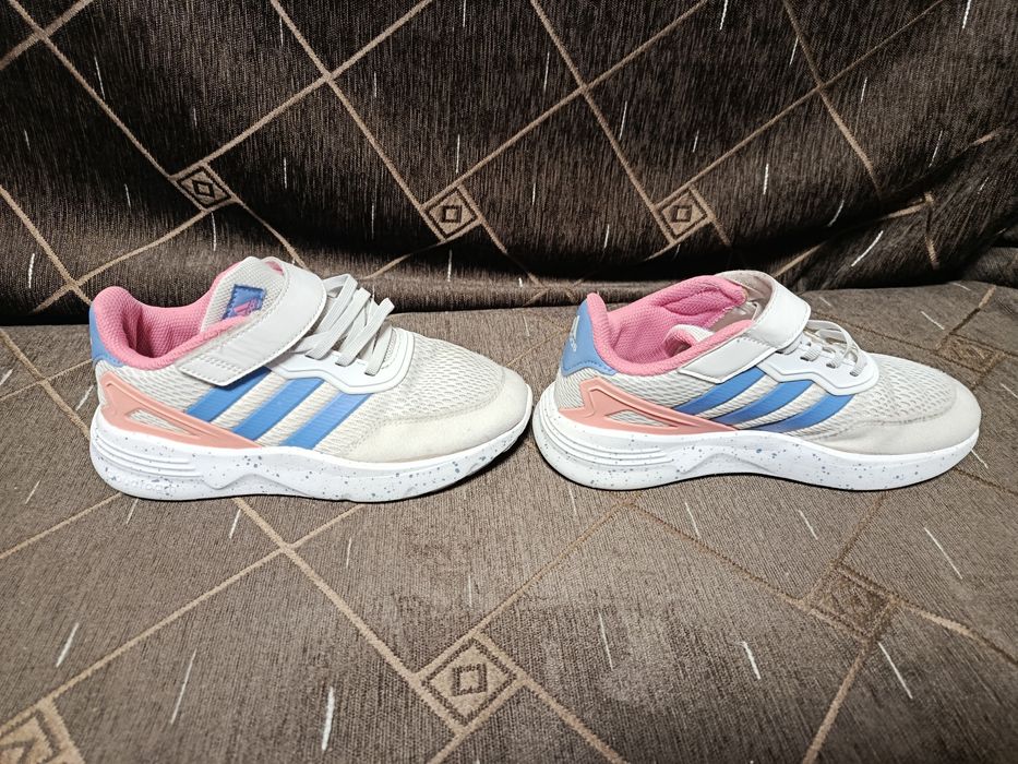 Adidaș. i Adidas