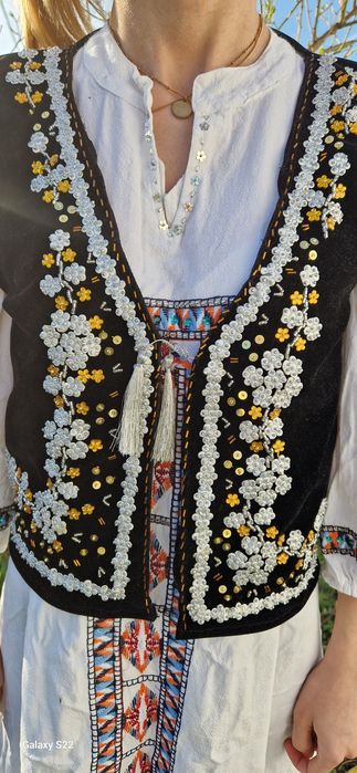 Vesta populara cusuta manual