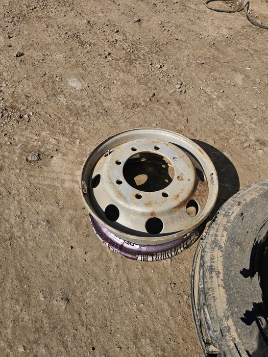 Продам диски  8 болтовый  безкамерка