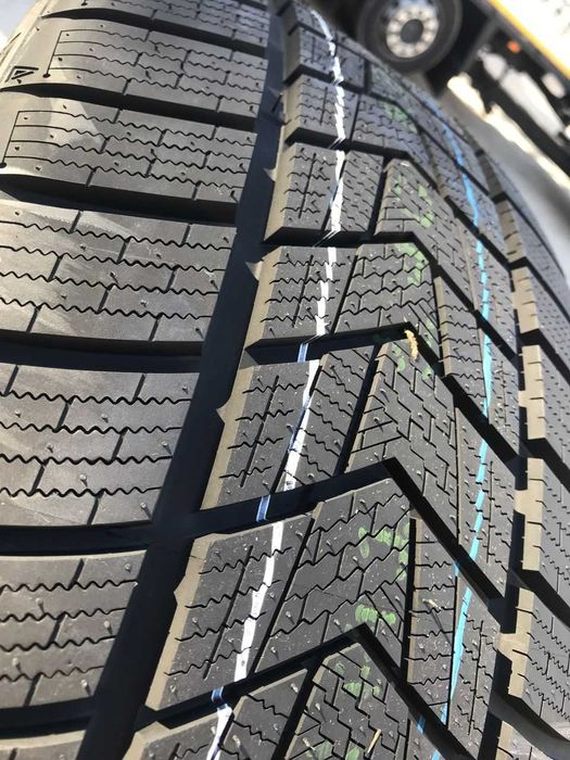 Зимни гуми TRACMAX 245/45 R20 с НОВ ДОТ 2025г 245/45/20