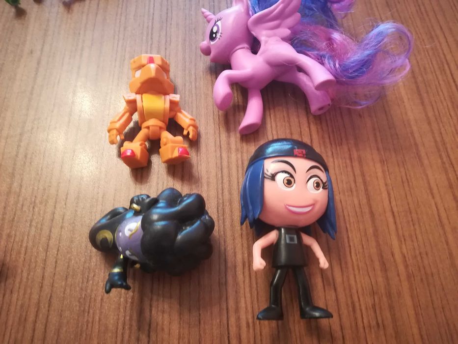 Играчки , фигурки от шоколадови яйца Киндер , Макдоналдс и др.