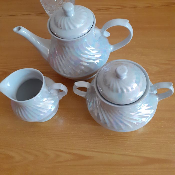 Продам чайник, сахарницу и сливочник