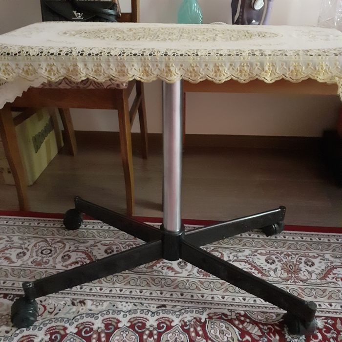 Продам столик под ТВ