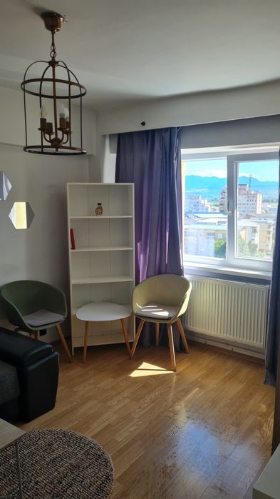 Închiriez garsonieră ultracentral 30mp, deasupra la Galerie de Arta, langa Piata centrala Deva