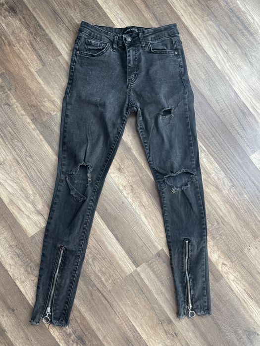 Накъсани дънки с ципове