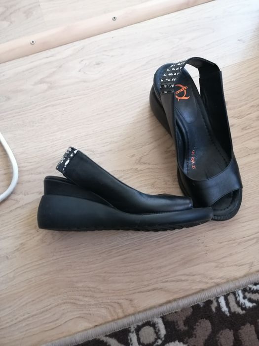 Продам босоножки