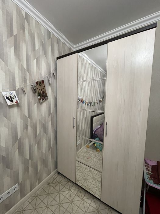 Шкаф екі тумбасымен