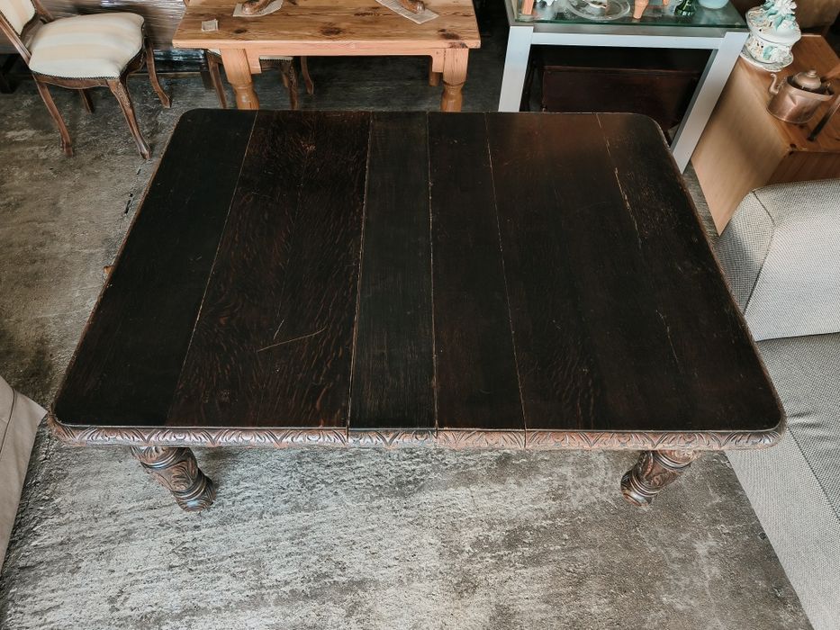 Антикварна трапезна маса с богата дърворезба