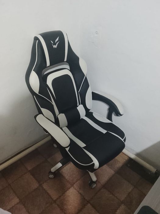 Компьтер стол кресло камера микрофон