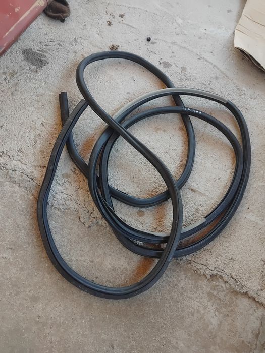 Гумени уплътнения за Ауди А3 Р8,три врати-30лв.Капаци за огледала-59л.