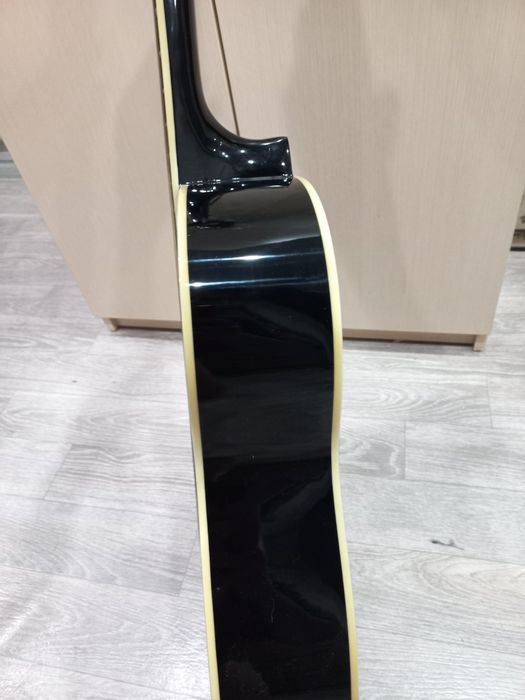 Продам гитару шестиструнная.