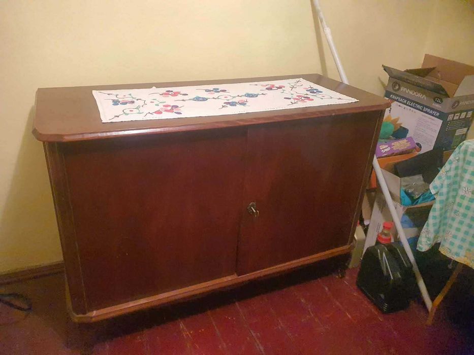 Dulapior/servanta vintage lemn masiv (anii 1960–1980) – piesa veche