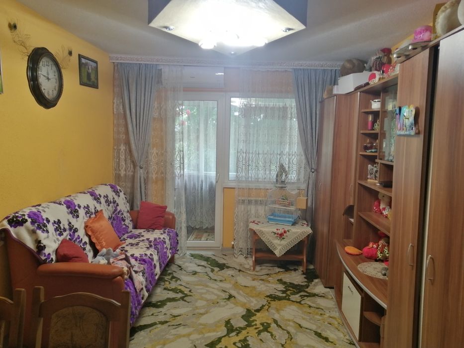 Vând apartament cu 3camere etaj 1 mobilat zona alunisi este izolat zona liniștit