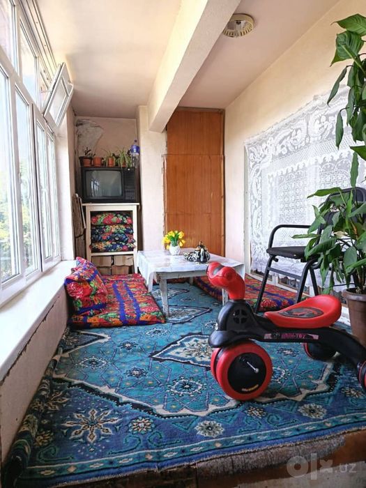Продаётся 4 комнатный квартира, этажный дом на 3 этаже.. Состояние отл