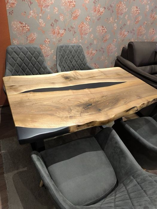 Уникална трапезна маса от орех и епоксидна смола