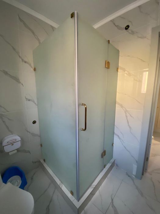 Стеклянные душевые кабины/ванная шторка