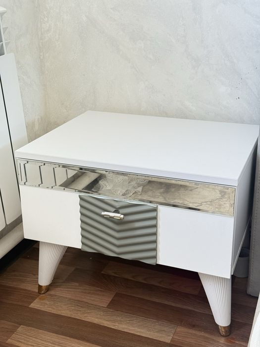 Комод с зеркалом и тумбой