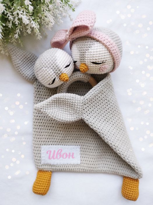 Приятелче за гушкане и плетена дрънкалка