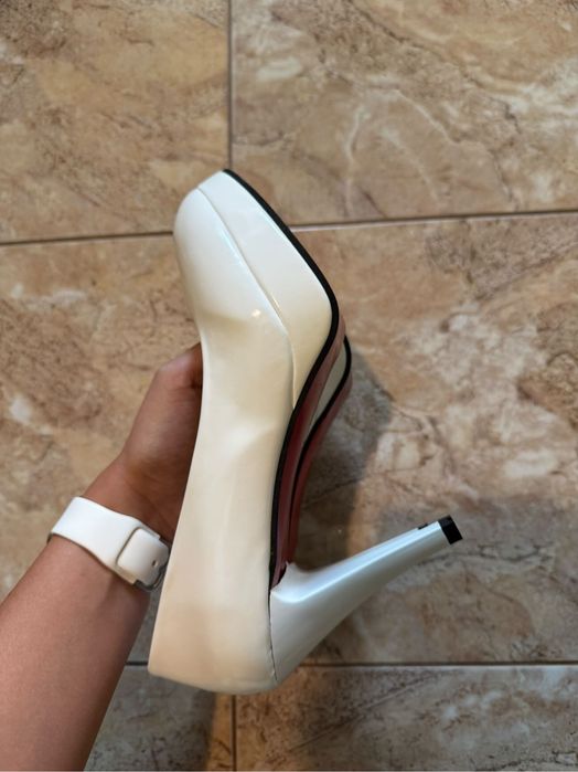 Чисто нови бели токчета