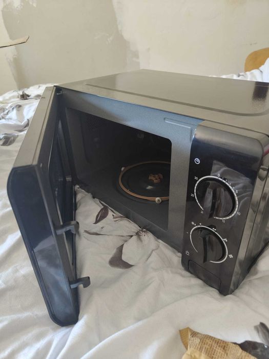 Cuptor Microunde 700W, 20L – NOU in cutie