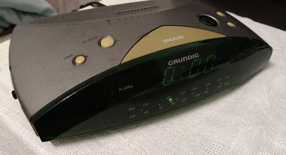 Часы настольные с подсветкой и радио