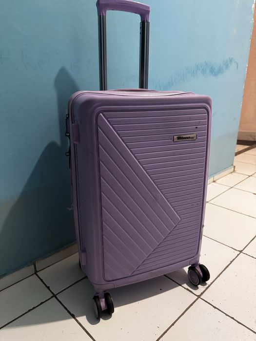 Чемодан фиолетовый среднего размера