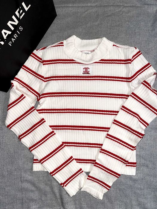 пуловер бял шампанско цвят с червено рае шанел червен chanel блуза топ