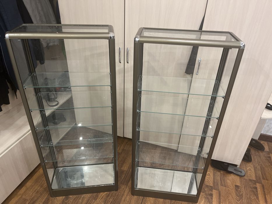 Продам два стеклянеых шкафа