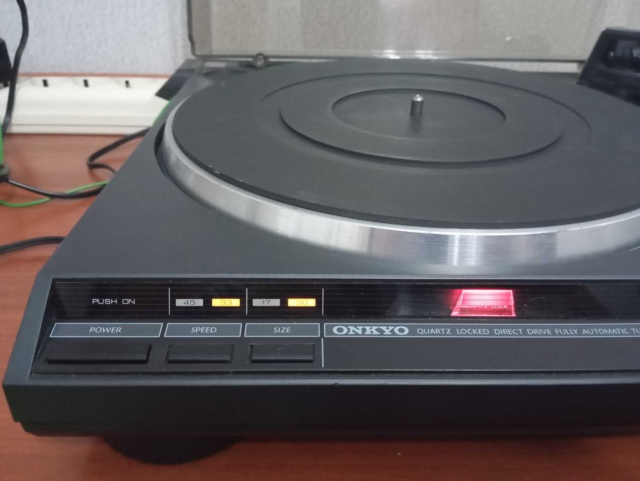ONKYO винтажный проигрыватель винил дисков.