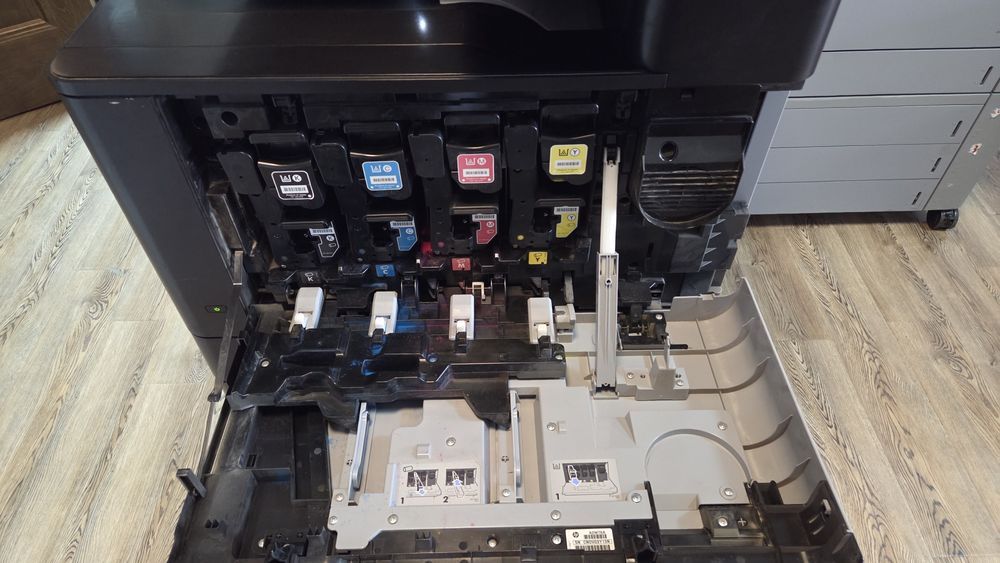 Цветной принтер МФУ HP CLJ M880