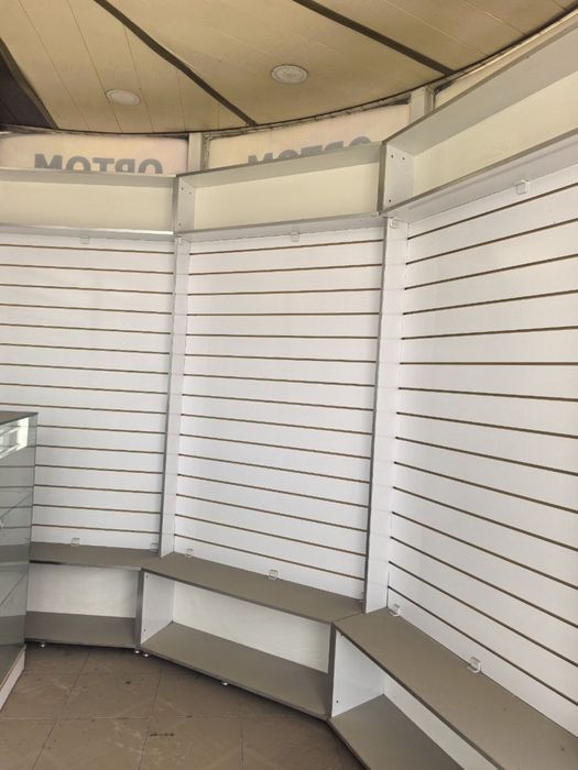 Полка, прилавка, стелаж.