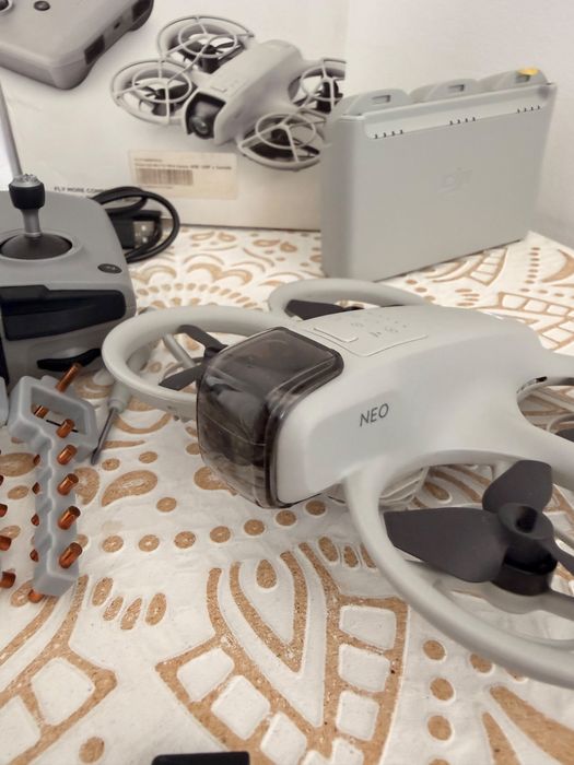 Vând DJI Neo Fly More Combo