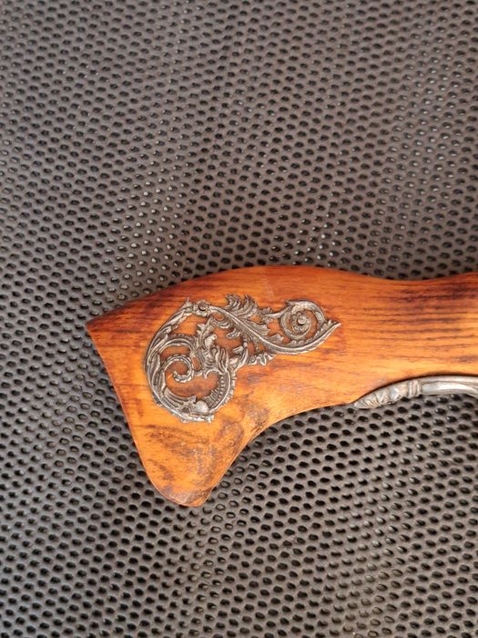 Pistol pentru panoplie