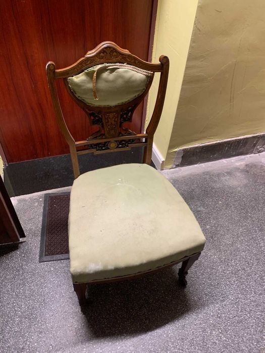 Продавам антикварен дървен стол