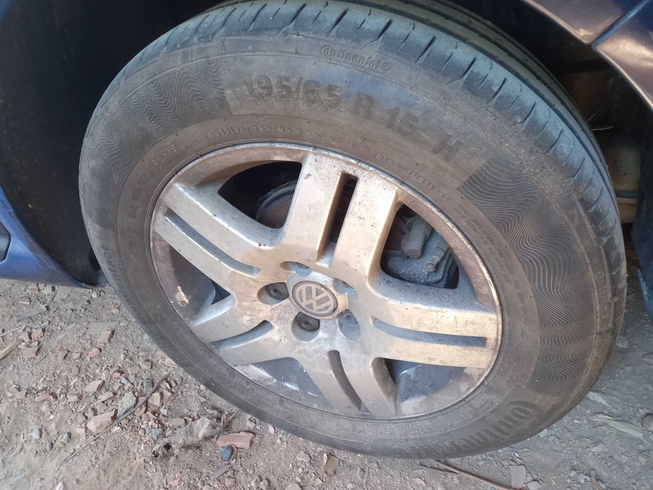 Vand genti Golf 4 cu cauciucuri in stare foarte buna