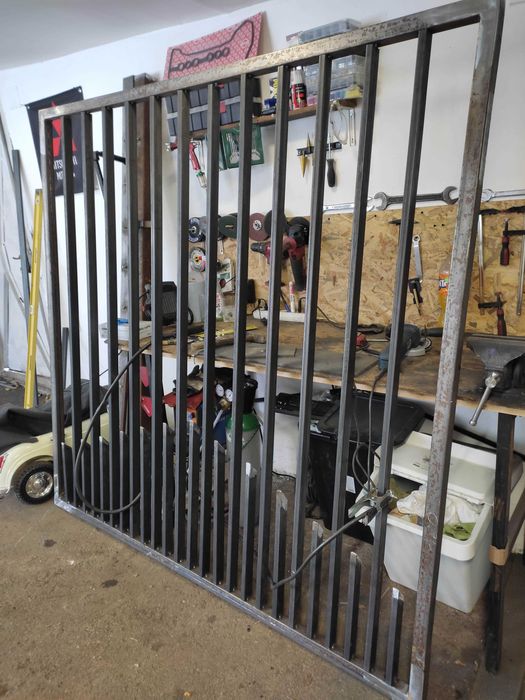 Изработка на метални порти и врати