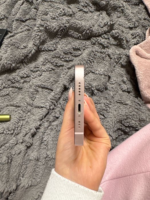 Продавам iPhone 13 с  леки следи от употреба.