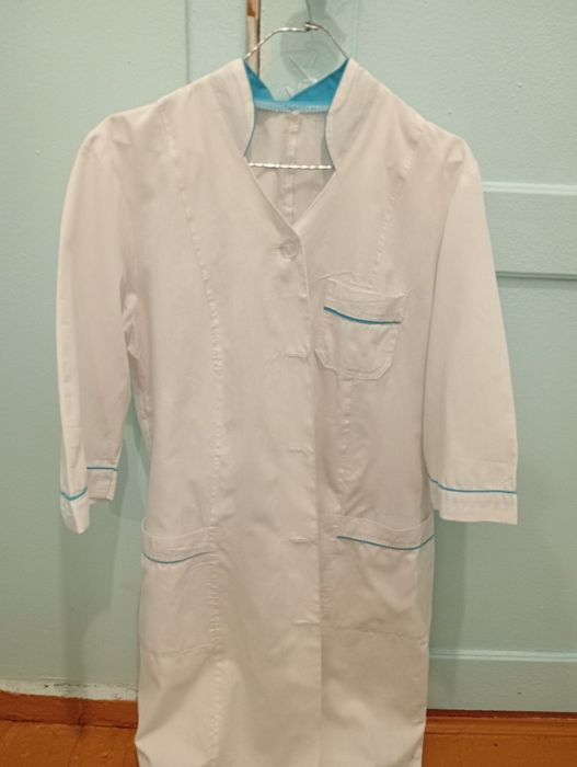 Медицинский белый халат.