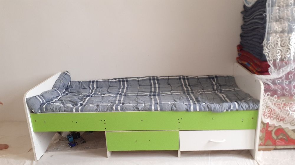 Парта, стул, кровать.